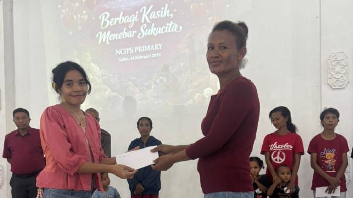 SD NCIPS Kupang melakukan aksi sosial dengan para pemulung dan warga yang membutuhkan