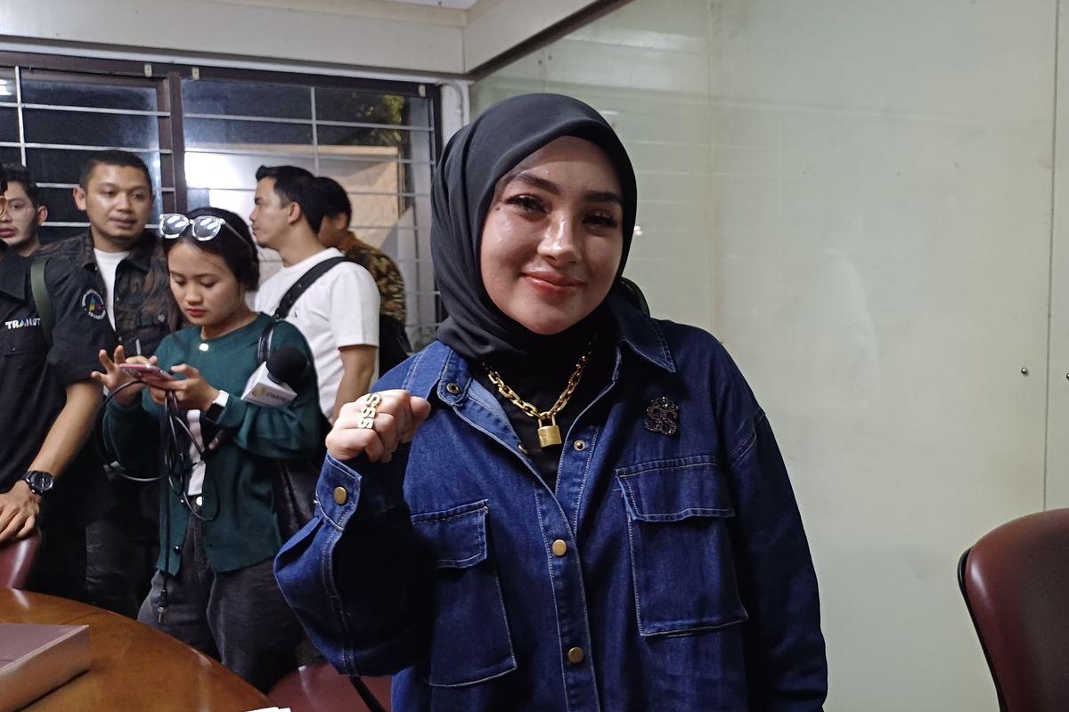 SHELLA LAPORKAN NIKITA - Shella Saukia saat ditemui di daerah Menteng, Jakarta Pusat, Rabu (22/1/2025) malam. Kini Shella Saukia melaporkan Nikita atas dugaan pencemaran nama baik, setelah ibunda Lolly hina 'Shella ular, Shella hantu'.