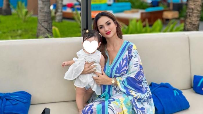 ORANG TUA TUNGGAL - Potret aktris Tengku Dewi Putri bersama anak bungsunya dicapture Selasa (16/9/2025).