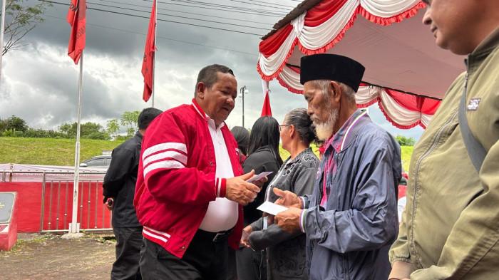 Rapidin , menyerahkan bantuan uang tunai Rp1 juta per kepala keluarga