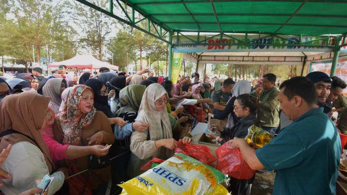 PASAR MURAH - Ratusan warga saat menyerbu pasar murah kebutuhan pokok yang di gelar Pemkab Natuna, di Alun-alun Pantai Piwang, Ranai, Sabtu (14/2/2026).
