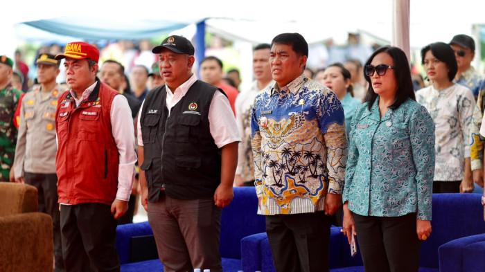 SERAHKAN: Gubernur Sulawesi Utara Yulius Selvanus Komaling menyerahkan langsung  287 unit rumah kepada para penyintas yang sebelumnya mengungsi akibat bencana di Kabupaten Kepulauan Siau Tagulandang Biaro (Sitaro), di Bolsel, Sulawesi Utara, Jumat 13 Februari 2026.