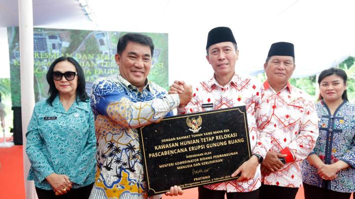 SERAHKAN: Gubernur Sulawesi Utara Yulius Selvanus Komaling menyerahkan langsung  287 unit rumah kepada para penyintas yang sebelumnya mengungsi akibat bencana di Kabupaten Kepulauan Siau Tagulandang Biaro (Sitaro), di Bolsel, Sulawesi Utara, Jumat 13 Februari 2026.