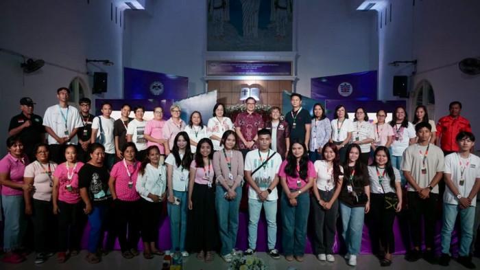 Bupati Minut Joune Ganda yang disapa Ka Joune berbaur di tengah adik-adik remaja dan pembina