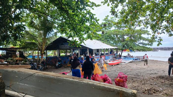 BERSIH PANTAI - Sea Soldier Sulawesi Utara bersama Majelis Ulama Indonesia dan Dinas Lingkungan Hidup Kota Manado membersihkan sampah di Pantai Karangria, Manado, Minggu (15/2/2026). Kegiatan ini merupakan bagian dari upaya meningkatkan kepedulian masyarakat terhadap kebersihan lingkungan terutama di pesisir.