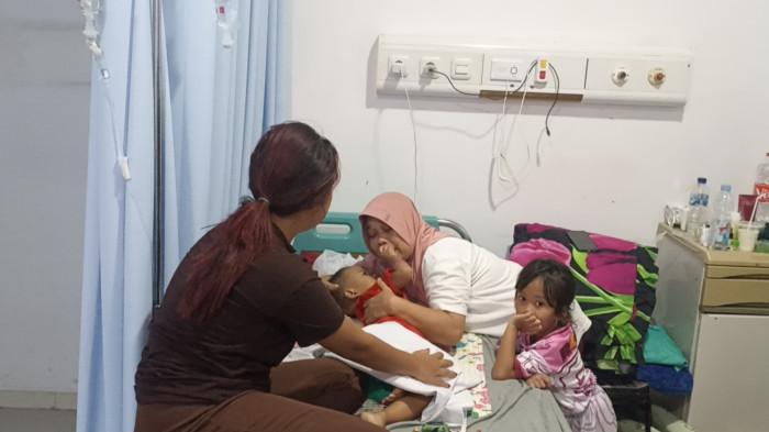 BALITA DIANIAYA - Seorang balita berusia 2,5 tahun di Kabupaten Karawang, Jawa Barat, menjadi korban penganiayaan berat yang diduga dilakukan oleh pacar ibu korban