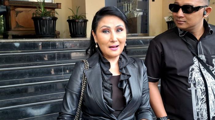 DIPERIKSA POLISI - Lita Gading menyambangi Polda Metro Jaya, Semanggi, Jakarta Selatan, Jumat (29/8/2025). Ia dijadwalkan menjalani pemeriksaan berkait laporan Ahmad Dhani terhadapnya. Lita dituduh melakukan perundungan terhadap anak Ahmad Dhani yang masih di bawah umur, lewat media sosial.