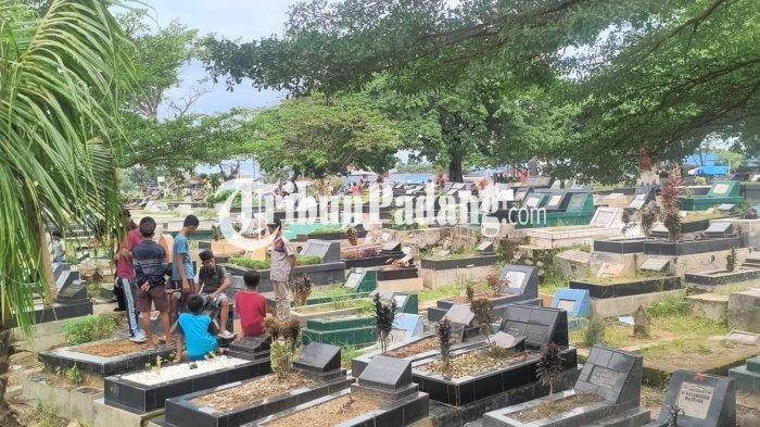 TPU TUNGGUL HITAM- Penampakan masyarakat yang sedang melakukan ziarah kubur di TPU Tunggul Hitam, Kecamatan Koto Tangah, kota Padang, jelang Ramadan 2026, Minggu (15/2/2026). Masyarakat ramai berziarah, membersihkan makam, menaburkan bunga hingga mengirimkan doa.
