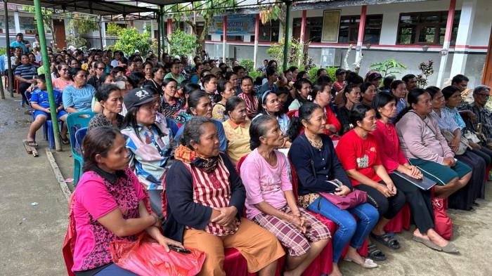 penerima beasiswa pendidikan dalam pertemuan bersama jajaran PDIP Sumut