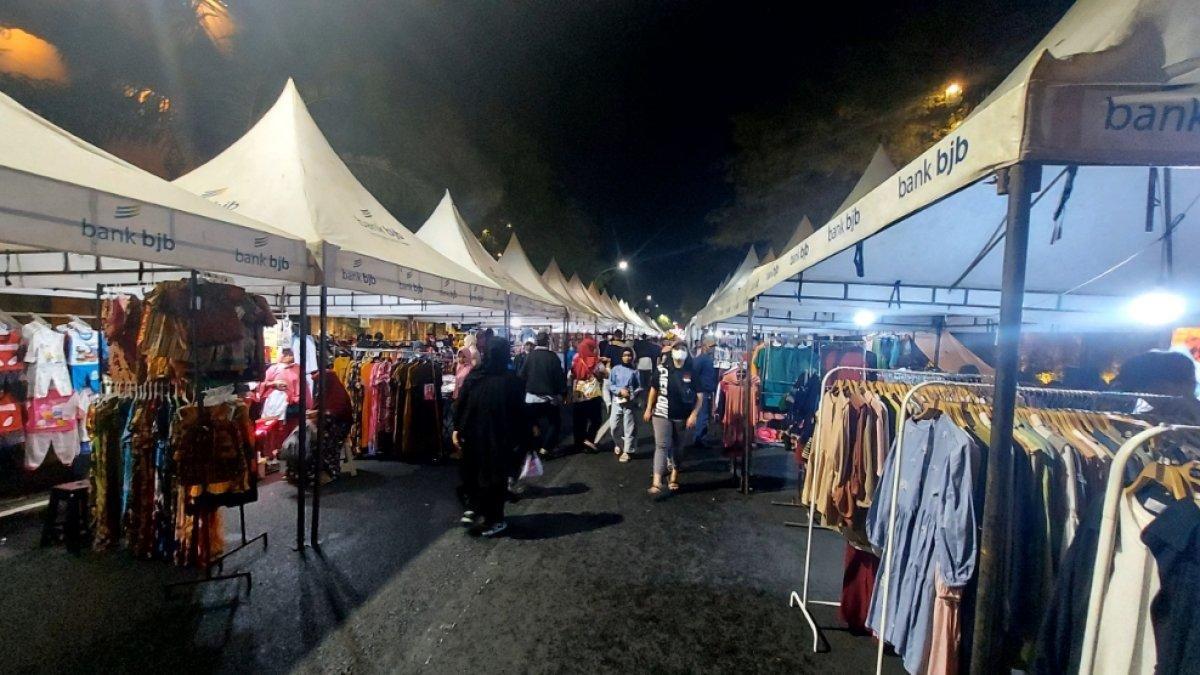 WISATA DI SOLO - Suasana di Pasar Malam Ngarsopuro Solo, Jawa Tengah untuk liburan akhir pekan.