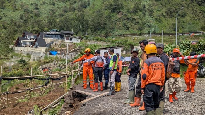 PENCARIAN MOTOR - Tim gabungan kembali mencari motor pengunjung yang terbawa arus longsor, Minggu (15/2/2026). Hujan berintensitas tinggi memicu longsor di area parkiran objek wisata Curug Sikarim, Kecamatan Kejajar, Kabupaten Wonosobo pada Sabtu (14/2/2026) sore.