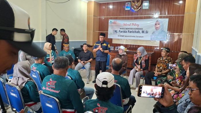 KUNJUNGI TARAKAN - Wamen Koperasi, Farida Faricha (kenakan jilbab, duduk pakai topi putih) saat tiba di Koperasi Merah Putih di Kelurahan Selumit Kota Tarakan, Minggu (15/2/2026). TRIBUNKALTARA.COM/ANDI PAUSIAH