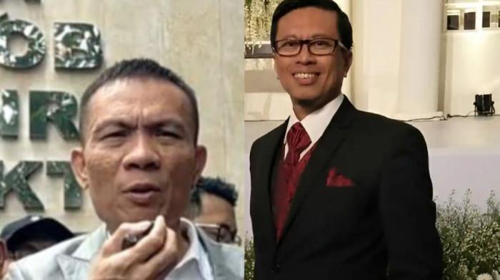 (kanan ke kiri) Andi Azwan.Rismon Sianipar saat hendak diperiksa oleh penyidik Subdirektorat Keamanan Negara Direktorat Reserse Kriminal Umum Polda Metro Jaya, Jakarta Selatan, Senin (25/8/2025).