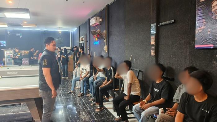 TES URINE -- Petugas Polres Bangka Selatan melakukan pemeriksaan dan tes urine terhadap sejumlah remaja saat KRYD di salah satu lokasi hiburan malam di Kecamatan Toboali, Sabtu (14/2/2026) malam. Dalam kegiatan tersebut, polisi mengamankan dua remaja yang membawa senjata tajam dan satu remaja dinyatakan positif narkotika. 