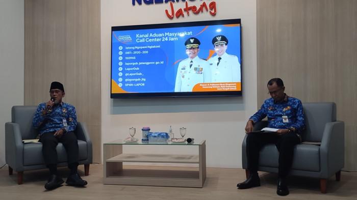 RELAKSASI PAJAK - Sekda Jateng Sumarno (kiri) dan Kepala Bapenda Jateng Muhammad Masrofi (kanan) menjelaskan rencana relaksasi pajak opsen kendaraan dalam konferensi pers di Gedung Pemprov Jateng, Kota Semarang, Jumat (13/2/2026). Relaksasi pajak yang hendak diterapkan sebesar 5 persen.