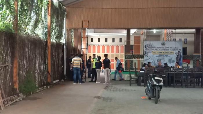 TEROR TEMBAKAN - Polisi olah TKP di lokasi teror penembakan di rumah Boim tokoh masyarakat Desa Capgwen, Kelurahan Kedungwuni Timur, Kecamatan Kedungwuni, Kabupaten Pekalongan, Minggu (15/2/2026).