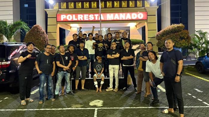 DITANGKAP - Salah satu terduga pelaku (duduk di tengah) yang ditangkap Polresta Manado karena diduga terlibat tawuran antar kelompok.