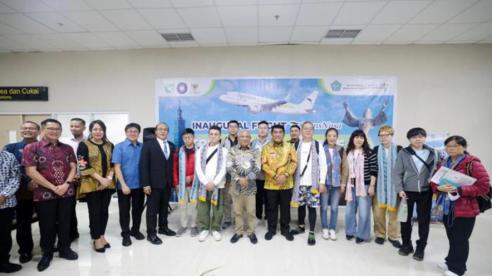 SAMBUT - Gubernur Sulawesi Utara (Sulut) Yulius Selvanus Komaling menyambut langsung kedatangan 134 wisatawan asal Taiwan yang tiba dengan penerbangan perdana rute Taipei–Manado–Taipei, Sabtu (14/2/2026).