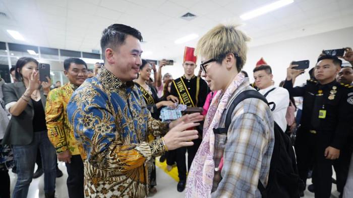 SAMBUT - Gubernur Sulawesi Utara (Sulut) Yulius Selvanus Komaling menyambut langsung kedatangan 134 wisatawan asal Taiwan yang tiba dengan penerbangan perdana rute Taipei–Manado–Taipei, Sabtu (14/2/2026).
