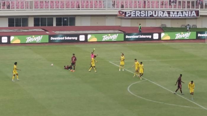 PERSIPURA - Persipura Jayapura tampil dominan di hadapan 20.270 penonton yang memadati Stadion Lukas Enembe saat menghadapi Barito Putera pada pekan ke-19 Championship 2025/2026, Minggu (15/2/2026).