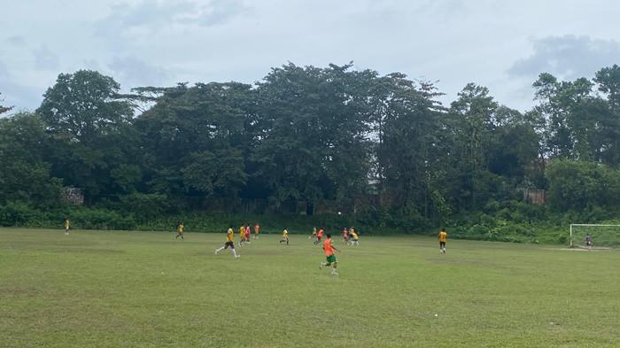 SELEKSI -- Antusiasme puluhan anak pecinta sepakbola berkumpul untuk mengikuti seleksi terbuka. Dengan jadwal seleksi wilayah Kecamatan Mentok dan Kecamatan Simpang Teritip, berlangsung di stadion Bina Jaya Mentok, pada Minggu (15/2/2026).