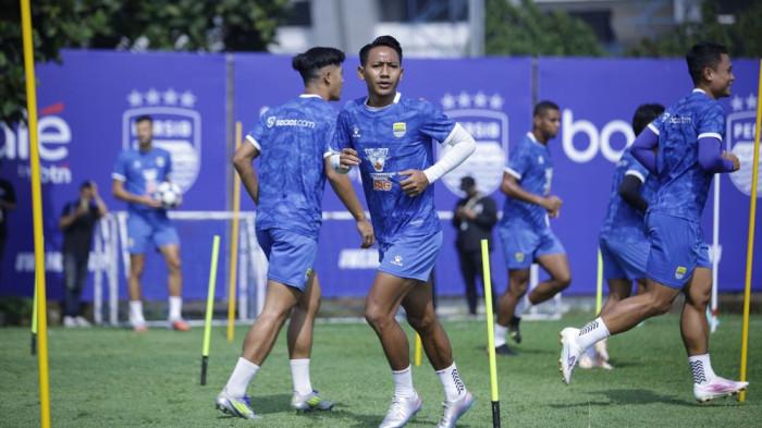 Persib kembali berlatih bersama jelang laga kontra Ratchaburi. Pertandingan krusial tersebut dijadwalkan berlangsung di Gelora Bandung Lautan Api (GBLA), 18 Februari 2026.