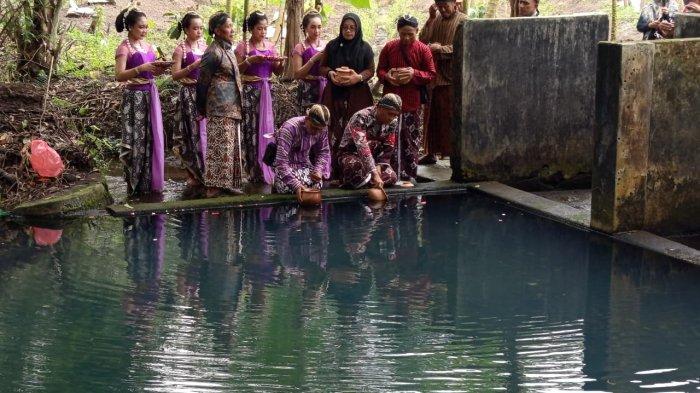 SAMBUT RAMADAN - Warga Dusun Dawung menggelar tradisi bajong banyu untuk menyambut datangnya bulan suci Ramadan, Minggu (15/2/2026).