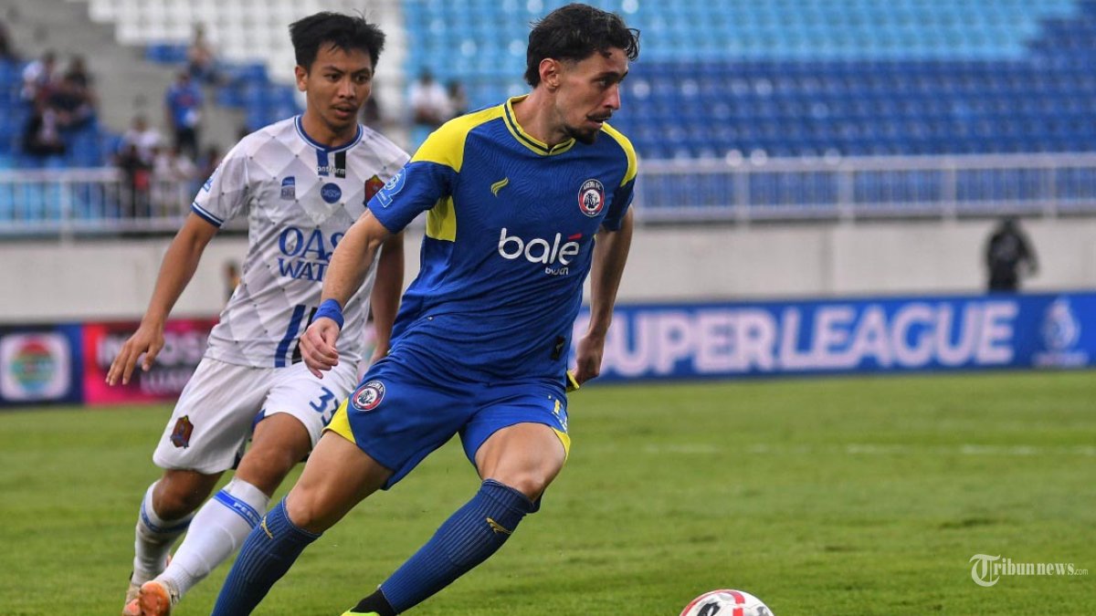 Pesepakbola Arema FC, Gustavo Franca (kanan) menggiring bola dibayangi pesepakbola Persijap Jepara,  Wahyudi Hamisi (kiri) dalam laga lanjutan Super League 2025-2026 di Stadion Kanjuruhan, Kabupaten Malang, Jawa Timur, Senin (2/2/2026). Arema FC berhasil mengalahkan tim tamu Persijap Jepara dengan skor 1-0. SURYA/PURWANTO