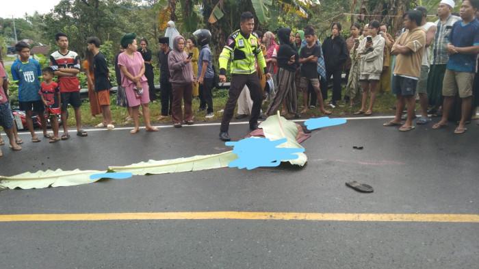 KECEKALAAN MAUT- Jenazah pengendara sepeda motor tergeletak di badan Jalan Trans Sulawesi, Dusun Pasada, Desa Botteng Utara, Kecamatan Simboro, Mamuju, usai mengalami kecelakaan tunggal pada Sabtu (14/2/2026) pagi, sebelum dievakuasi petugas kepolisian.