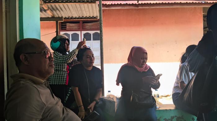 KECELAKAAN MOBIL -- Sopir dan penumpang saat dimintai keterangan di lokasi kejadian. Korban menjelaskan perihal kecelakaan yang menimpa dirinya pada Minggu (15/2/2026).