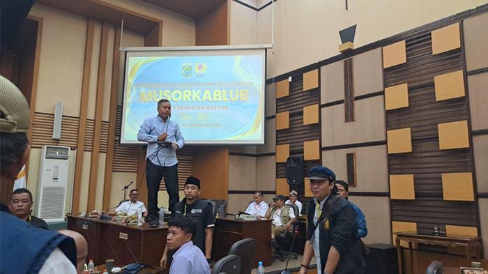 ORASI - Zia'ul Haq tiba-tiba naik meja di ruang sidang gedung DPRD Kabupaten Malang di bursa calon Ketua KONI, Sabtu (15/2/2026).