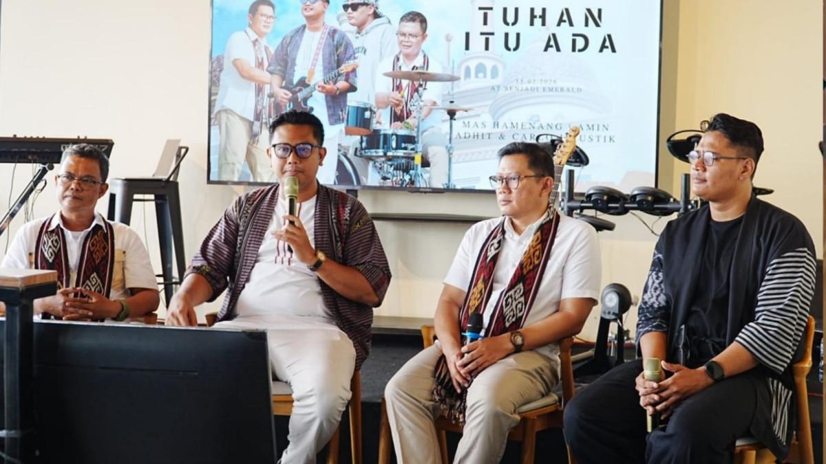 LAGU BUPATI HAMENANG - Bupati Klaten Hamenang Wajar Ismoyo (tengah) mengikuti sesi talkshow bersama personel Jikustik dan influencer Amin dalam peluncuran single religi Tuhan Itu Ada di Senjadi Emerald Coffee and Eatery, Minggu (15/2/2026).
