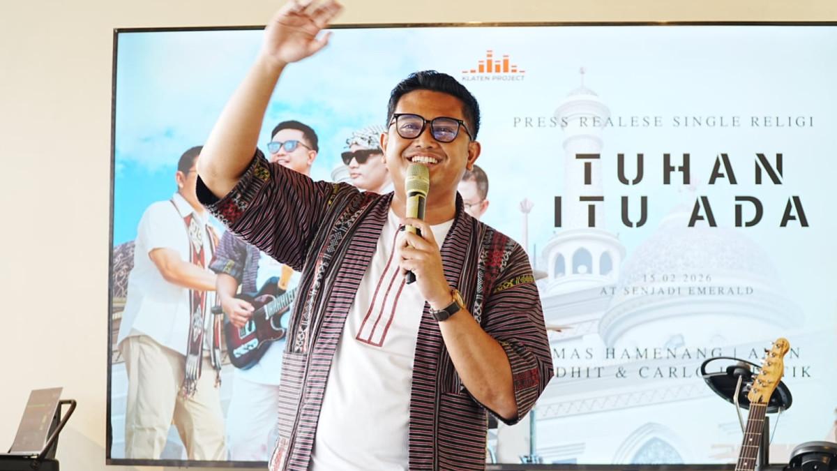 LAGU BUPATI HAMENANG - Bupati Klaten Hamenang Wajar Ismoyo membawakan single religi Tuhan Itu Ada saat peluncuran bersama personel Jikustik di Senjadi Emerald Coffee and Eatery, Klaten Selatan, Minggu (15/2/2026).