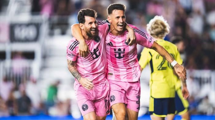 MERAYAKAN GOL - Duet maut lini depan Inter Miami, Lionel Messi (kiri) dan Tadeo Allende (kanan) saat merayakan gol bersama di Inter Miami di Major League Soccer (MLS). Kini Tadeo Allende dikabarkan bakal dipermanenkan Inter Miami.