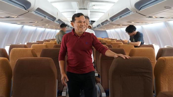 TINJAU PROGRES PEMBANGUNAN - Wakil Gubernur Aceh, Fadhlullah meninjau bagian dalam pesawat Boeing 737 non-operasional yang sedang dalam progres pembangunan, di kawasan Asrama Haji Aceh, Sabtu (31/1/2026). Ist