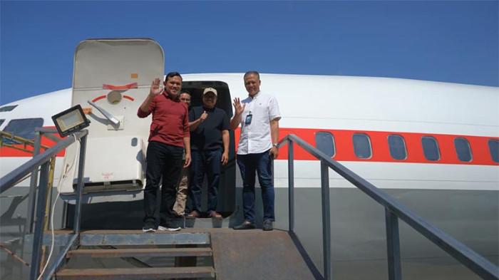 TINJAU PROGRES PEMBANGUNAN - Wakil Gubernur Aceh, Fadhlullah ditemani General Manager Garuda Indonesia Aceh Nano Setiawan meninjau langsung progres pembangunan pesawat Boeing 737 non-operasional, di kawasan Asrama Haji Aceh, Sabtu (31/1/2026). Pesawat ini difungsikan sebagai sarana simulasi perjalanan udara bagi calon jemaah haji dan umrah.