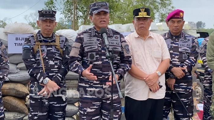 KONFERENSI PERS KASAL — KASAL, Laksamana TNI Muhammad Ali saat konferensi pers usai pelaksanaan Latihan Operasi Pertahanan Pantai (Latopshantai) serta peninjauan timah dan Logam Tanah Jarang (LTJ) hasil sitaan operasi, Minggu (15/2/2026) di kawasan Muara Tengkorak, Sungailiat, Bangka.