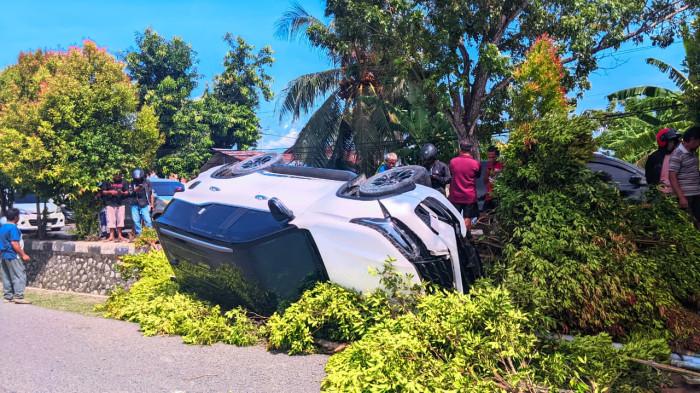 KECELAKAAN MOBIL -- Kondisi mobil Toyota Fortuner terjungkal di Jalan Pangeran Hidayat, Kota Gorontalo, Minggu (15/2/2026). Identitas sopir dan penumpang terungkap.