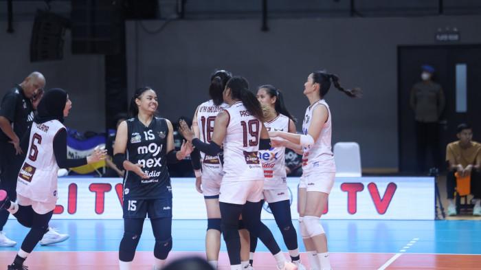 MEDAN FALCONS - Perayaan perolehan poin tim Medan Falcons saat menghadapi Gresik Phonska Pupuk Indonesia yang berlangsung di GOR Pangsuma Ahmad Yani, Pontianak, Kalimantan Barat, Minggu (11/1).