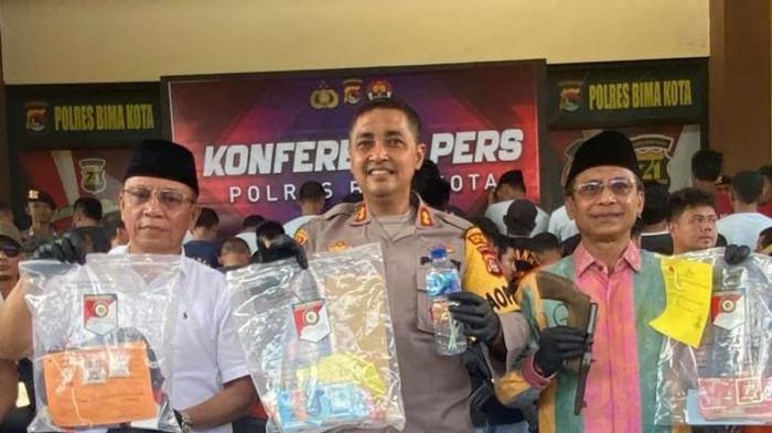 Kapolres Bima Kota AKBP Didik Putra Kuncoro (tengah)