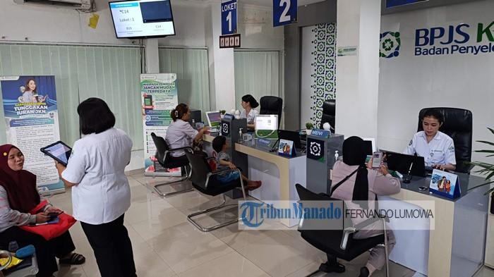 POLEMIK BARU - Suasana pelayanan peserta Jaminan Kesehatan Nasional (JKN) di kantor BPJS Kesehatan Cabang Utama Manado, awal pekan ini.