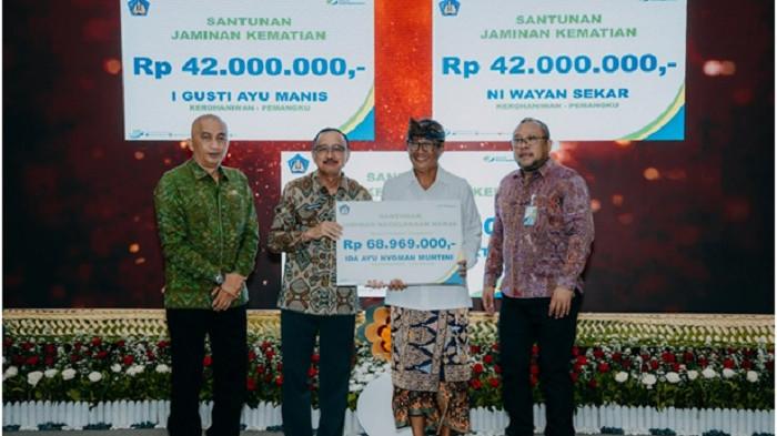 Selain itu, BPJS Ketenagakerjaan bersama Pemerintah Provinsi Bali, juga tengah menyiapkan regulasi berupa Peraturan Gubernur tentang perlindungan tenaga kerja rentan. Regulasi ini diharapkan menjadi payung hukum agar pemerintah provinsi maupun kabupaten/kota dapat mengalokasikan anggaran untuk membiayai kepesertaan petani, nelayan, pedagang kecil, hingga pekerja sektor adat dan keagamaan.