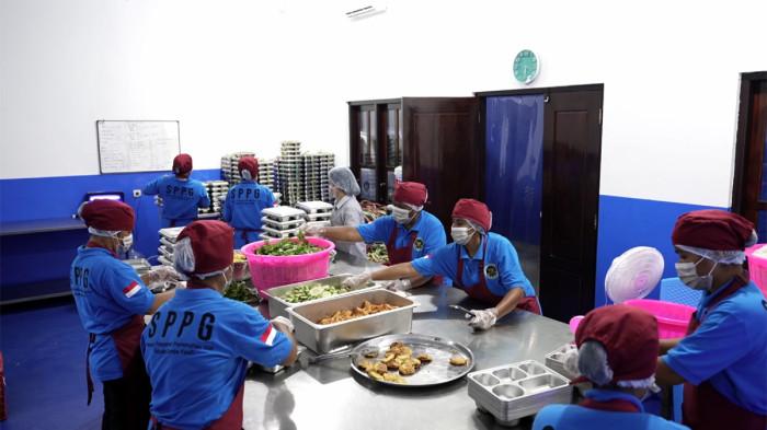 Para pekerja di dapur SPPG