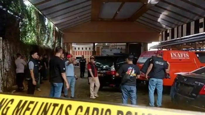 Polisi melakukan olah TKP penembakan di rumah Ahmad Muzakhim