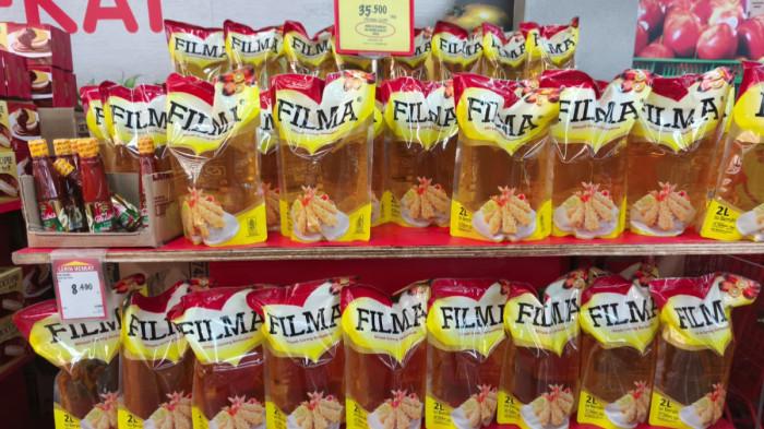 PROMO - Display produk minyak goreng dalam Promo JSM Superindo cabang Banyuanyar, Kecamatan Banjarsari, Surakarta pada Sabtu (20/12/2025)