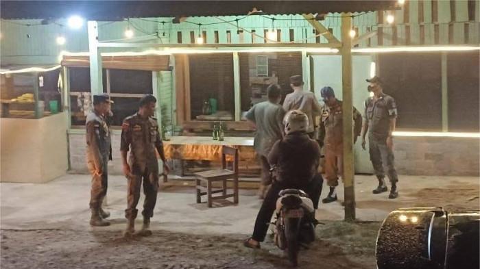 RAZIA- Petugas gabungan menggelar operasi cipta kondisi di Kabupaten Dharmasraya, Sumbar, dalam menyambut bulan suci Ramadhan 1447 Hijriah, Jumat (13/2/2026).