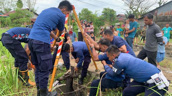 EVAKUASI SAPI- Dinas Pemadam Kebakaran (Damkar) Kota Padang membantu evakuasi seekor sapi masuk ke dalam sumur, Minggu (15/2/2026). Seekor sapi diketahui masuk ke dalam sumur yang ada di Jalan Teratai Rt 01/Rw 09, Kelurahan Padang Sarai, Kecamatan Koto Tangah, Padang.