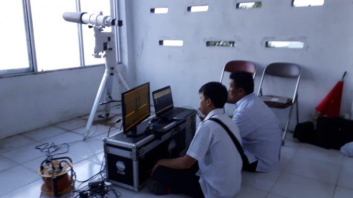 Proses pemantauan hilal di Desa Marana, Kecamatan Sindue, Kabupaten Donggala, Minggu (5/5/2019).
