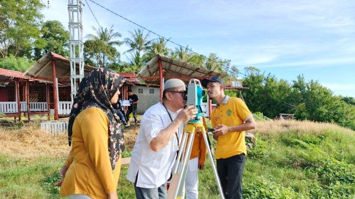 RUKYATUL HILAL - Tim hisab rukyat Kemenag Majene, saat memantau hilal di Tanjung Rangas, Kecamatan Banggae, Kabupaten Majene, pada Jumat (28/2/2025). Kondisi langit sedikit mendung dan berawan, pihaknya menunggu arahan dari pusat.