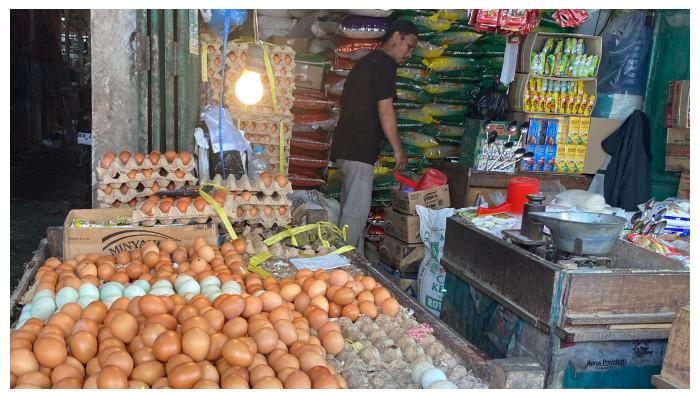 BAHAN POKOK - Suasana lapak pedagang telur di Pasar Besar Palangka Raya, Minggu (15/2/2026). Harga telur ayam ras terpantau stabil di angka Rp30.000 per kilogram menjelang Imlek dan Ramadan.